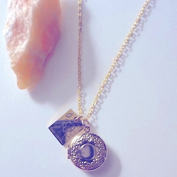 Necklace “The Lovers” card & Locket, Lacy floral design, NWOT goldtone chain 17” - Picture 2 of 7